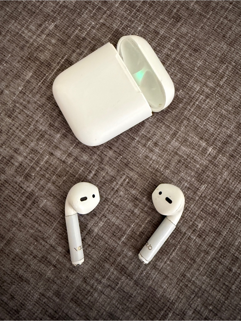 White Wireless AirPods with Charging Case